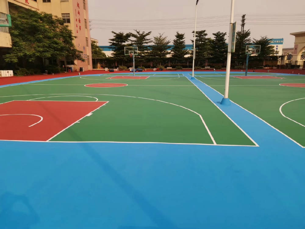 談?wù)劰鑀U球場(chǎng)的性能特點(diǎn)